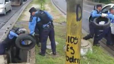 Según informaron las autoridades, las llantas 'habían sido escondidas en alcantarillado para ser utilizadas por grupos radicales en manifestaciones.
