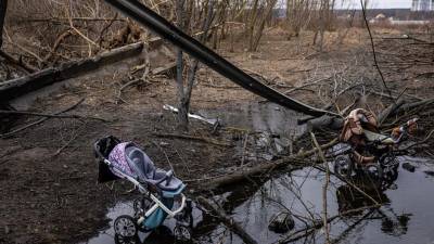 Los cochecitos abandonados se muestran debajo de un puente destruido mientras la gente cruzaba el hormigón derrumbado para huir de la ciudad de Irpin, suburbio al noroeste de Kiev. .