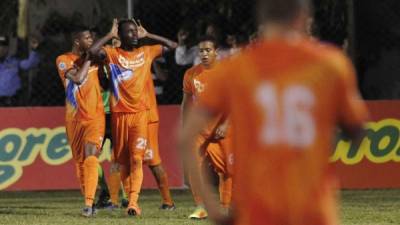 Román Valencia celebrando el gol de la victoria de la UPN contra el Honduras Progreso.