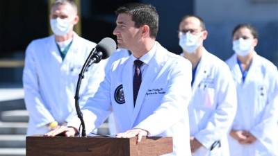 El médico de la Casa Blanca, Sean Conley, responde preguntas durante una actualización sobre la condición del presidente de los Estados Unidos, Donald Trump. Foto AFP