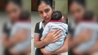 Deysi Cruz con su bebé en el hospital.