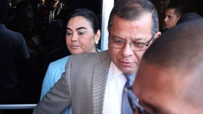 La ex primera dama Rosa Elena Bonilla de Lobo acudió a la Ufecic en compañía de su abogado.