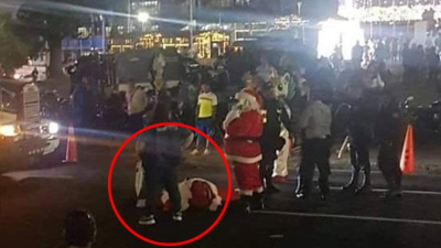 Imagen de Santa Claus en el suelo esperando ser atendido por el personal de primeros auxilios.