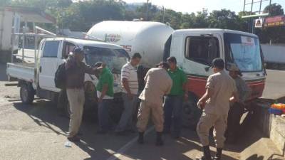 Los vehículos chocaron cerca del desvío las flores en Santa Cruz de Yojoa.