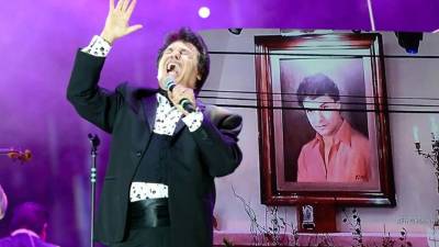 Una belleza la chimenea donde descansa la urna con las cenizas de Juan Gabriel.