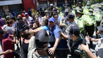 Más de 100 vendedores fueron desalojados este miércoles por la Policía debido al toque de queda decretado en San Pedro Sula.