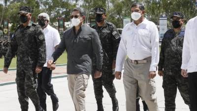 Presidente Juan Orlando Hernández, el ministro de Defensa, Fredy Díaz, y autoridades de las Fuerzas Armadas.