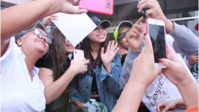 La hondureña Angie Flores llegó a Tegucigalpa este sábado y causó alboroto entre los fans que la esperaban en el aeropuerto Toncontín.Fotos: Instagram/Azteca Honduras