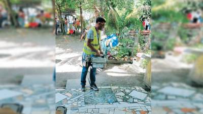 Labores. El personal de la Mesa Intersectorial fumigó ayer las colonias La Puerta I y II y Suazo Córdova.