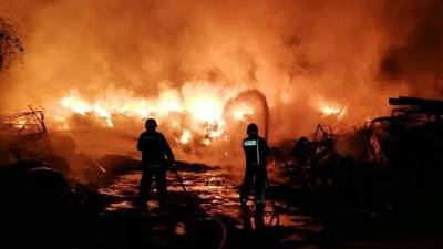 Un incendio de grandes proporciones se registró la noche de este jueves en uno de los predios aledaños al edificio del parque insdustrial zip Búfalo en Villanueva, Cortés.
