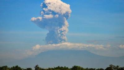El volcán Merapi en Indonesia es uno de los más activos del mundo.
