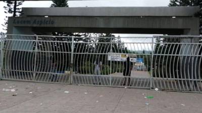 Los portones amanecieron cerrados este jueves en Tegucigalpa, capital de Honduras.