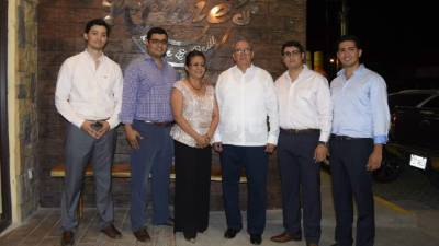 Alejandro, Fernando, Iris, Arnaldo, Arnaldo y Carlos Roberto Martínez.