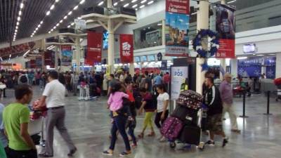 Pasajeros a punto de abordar sus vuelos.