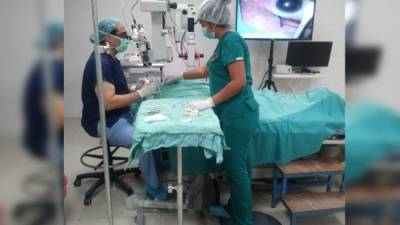 Médicos en una cirugía de ojos en el hospital del Club de Leones.