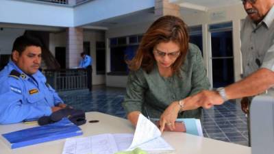 La exconcejera Liliam Maldonado se presentó ayer a firmar el libro de control de medidas.