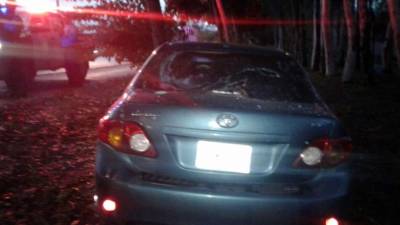 Las víctimas viajaban en carro Toyota Corolla verde.