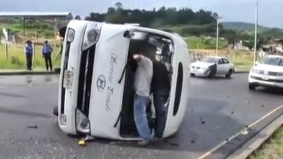 El bus rapidito se estrelló contra un poste de tendido eléctrico y quedó de lado.