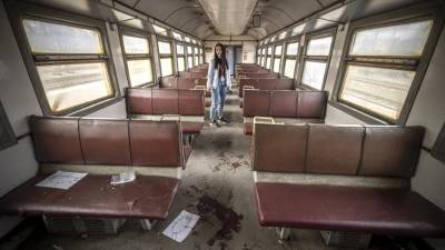 Una mujer se encuentra en el vagón después del ataque con cohetes en una estación de tren en Kramatorsk.