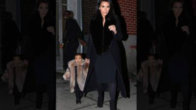 Kim Kardashian West fue fotografiada dando un paseo por las frías calles de Nueva York junto a su adorable hija North