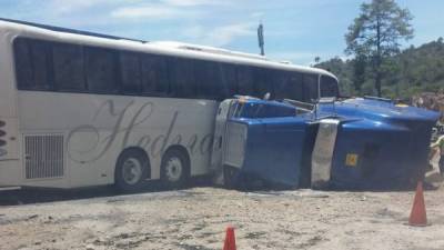 El bus fue a pegar contra dos vehículos tipo pesado (una rastra y un camión) que anteriormente habían colisionado.