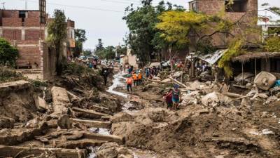 Ciudad presa en una cárcel de lodo tras lluvias.