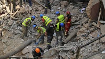 Los rescatistas excavan entre los escombros de un edificio gravemente dañado en la capital del Líbano, Beirut, en busca de posibles supervivientes. Foto AFP