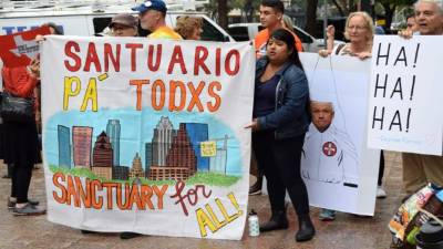 Un grupo de personas se manifiestan en contra del fiscal general de los Estados Unidos, Jeff Sessions. EFE