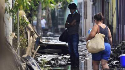 Vecinos de la colonia Nuevo San Juan en La Lima en Honduras regresan a sus casas, el 20 de noviembre del 2020.