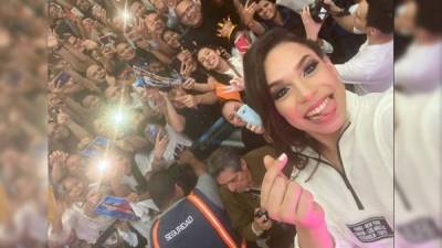 La diva hondureña Angie Flores tuvo un encuentro con sus fans en un centro comercial en San Pedro Sula.