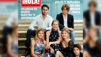 La familia de Julio Iglesias en portada para ¡HOLA! encabezada por su esposa, Miranda Rijnsburger junto a sus cinco hijos en común.