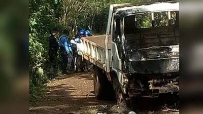 El camión en el que se transportaban las víctimas fue incendiado por los homicidas.