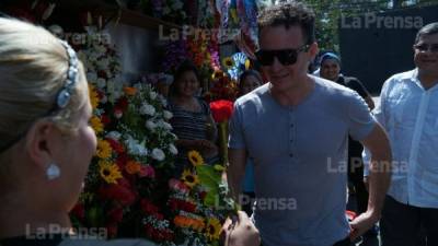 Momento en que el cantante Fonseca recibía una rosa de manos de esta hondureña.