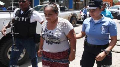 María Juventina Rojas Ayala siendo trasladada por la DPI en San Pedro Sula.