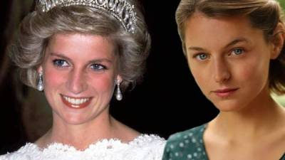 Emma Corrin (d) interpretará a Diana de Gales en 'The Crown'.