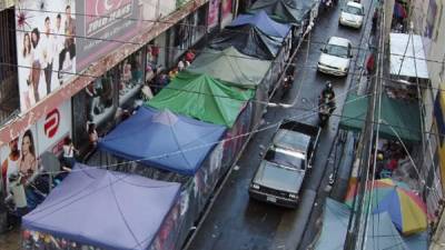 Esta es la 3 calle, entre la 2 y 3 avenida. Solo es una muestra del desorden que se vive en el corazón de la ciudad y que obliga a los comerciantes formales a cerrar sus puestos.