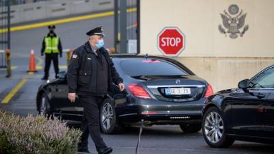 Un guardia estadounidense pasa frente al convoy ruso que llega a la Misión Permanente de Estados Unidos durante las conversaciones en Ginebra sobre las crecientes tensiones en Ucrania.