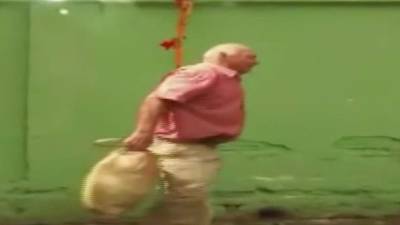 Una captura de video donde el anciano se escapa del asilo. Al fondo se nota la cobija.