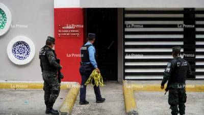 Miembros de las policías Militar y Nacional resguardaron la escena del crimen.