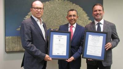 Ricardo y Alberto Poma recibiendo la certificación ISO 9001.