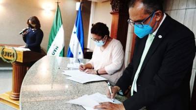 Javier Mejía y Raquel Isaula durante la firma del convenio.