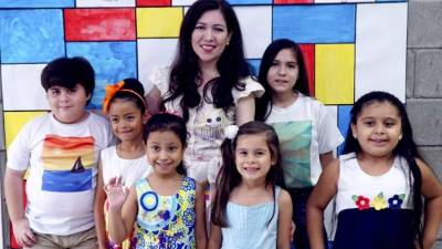 Doris en compañía de los pequeños.