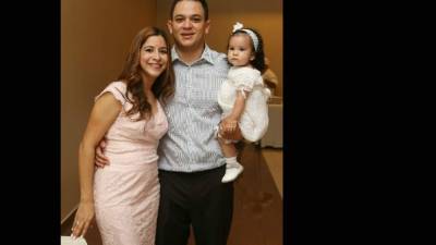 Julie Fajardo de Discua, Néstor Discua y la pequeña Giuliana Discua Fajardo.