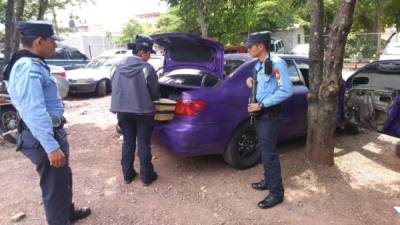 La Policía revisando el vehículo encontrado este miércoles en colonia Alemán.