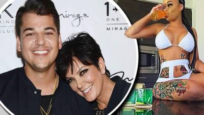 Rob Kardashian con su madre Kris Jenner. En la imagen de fondo Blac Chyna.