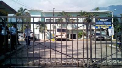 Familiares de las víctimas están a la espera de que les entreguen los cuerpos en Medicina Forense.