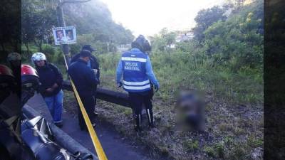 El cuerpo estaba a la orilla de la calle.