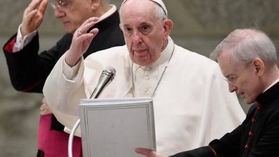 El Papa Francisco bendice a los asistentes durante la audiencia general semanal.