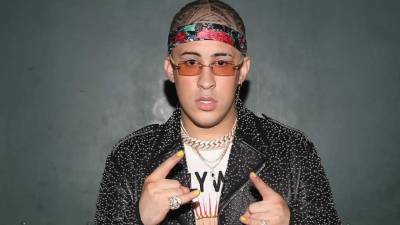 En un momento se comienzan a dispersar el público al escucharse unos estallidos y segundos después se escucha una ráfaga consecutiva como si fuera la de un arma larga.