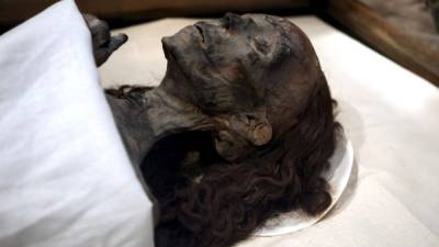 Momia de la Reina Tiye, madre del faraón Akenatón y abuela de Tutankamón, después de que fuera posible su identificación gracias a las pruebas de ADN realizadas por un equipo de arqueólogos en el Museo Egipcio en El Cairo (Egipto). EFE/Archivo